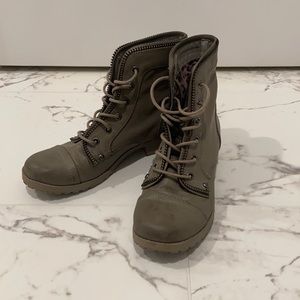 Like new guess combat boots